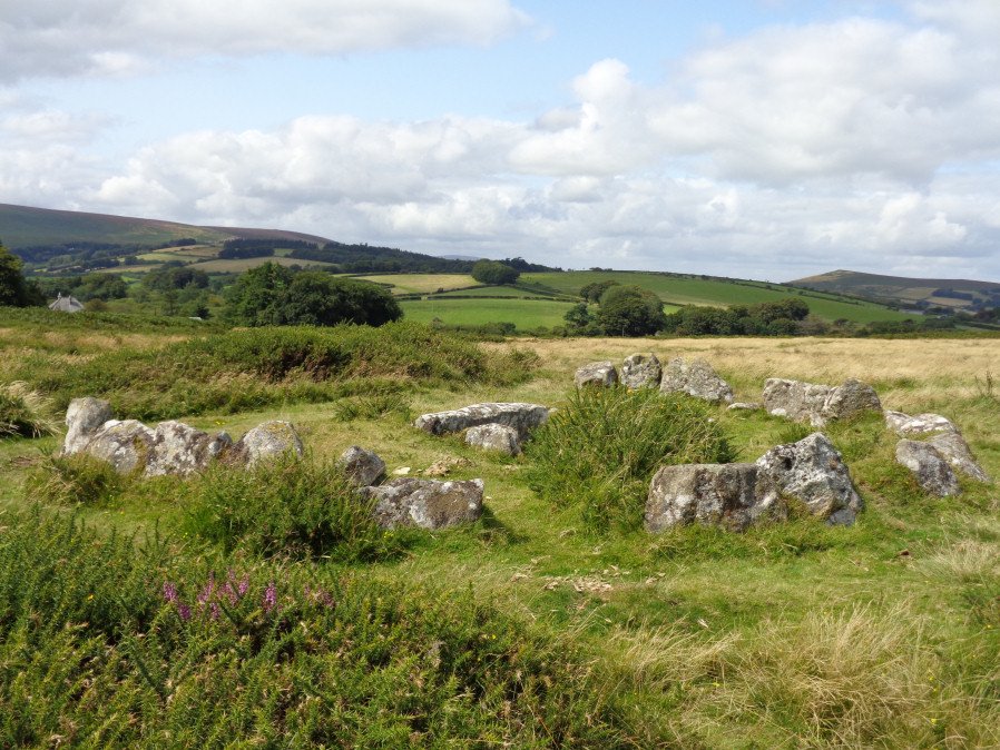 Houndtor Down Ring Setting Cairn and Cist